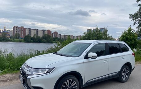 Mitsubishi Outlander III рестайлинг 3, 2019 год, 2 250 000 рублей, 6 фотография