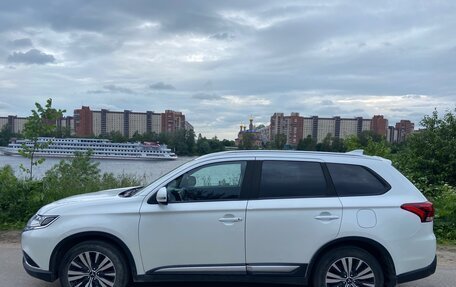 Mitsubishi Outlander III рестайлинг 3, 2019 год, 2 250 000 рублей, 5 фотография