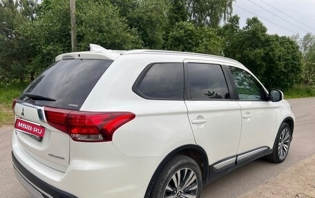 Mitsubishi Outlander III рестайлинг 3, 2019 год, 2 250 000 рублей, 8 фотография