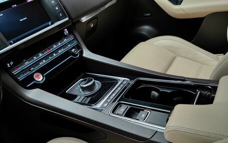 Jaguar F-Pace, 2018 год, 2 400 000 рублей, 30 фотография