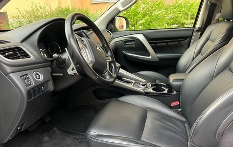 Mitsubishi Pajero Sport III рестайлинг, 2017 год, 2 810 000 рублей, 4 фотография