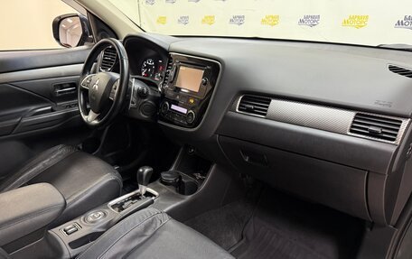 Mitsubishi Outlander III рестайлинг 3, 2014 год, 1 893 000 рублей, 10 фотография