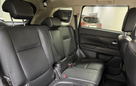 Mitsubishi Outlander III рестайлинг 3, 2014 год, 1 893 000 рублей, 15 фотография