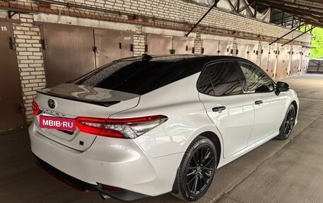 Toyota Camry, 2022 год, 3 250 000 рублей, 2 фотография