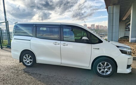 Toyota Voxy III, 2014 год, 1 730 000 рублей, 2 фотография