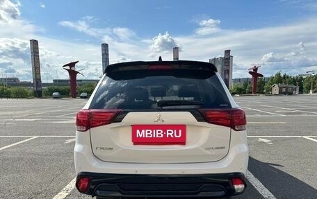 Mitsubishi Outlander III рестайлинг 3, 2021 год, 2 400 111 рублей, 5 фотография