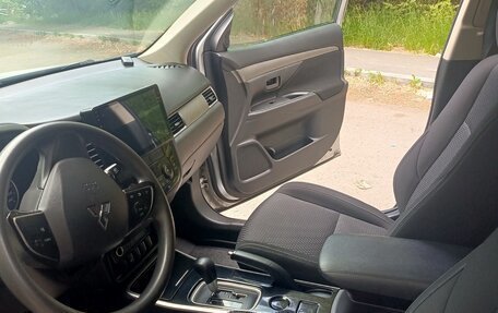 Mitsubishi Outlander III рестайлинг 3, 2018 год, 1 723 000 рублей, 2 фотография