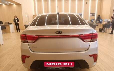 KIA Rio IV, 2018 год, 989 000 рублей, 3 фотография