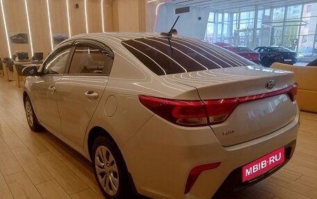 KIA Rio IV, 2018 год, 989 000 рублей, 2 фотография