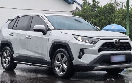 Toyota RAV4, 2022 год, 2 300 000 рублей, 3 фотография