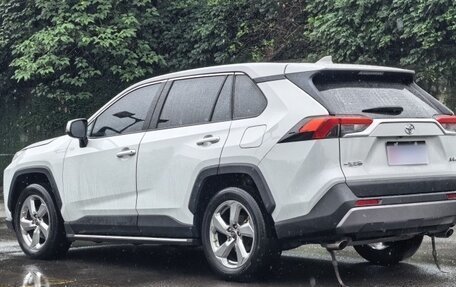 Toyota RAV4, 2022 год, 2 300 000 рублей, 4 фотография