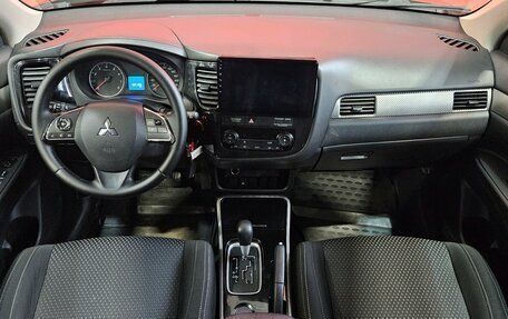 Mitsubishi Outlander III рестайлинг 3, 2017 год, 1 649 000 рублей, 9 фотография