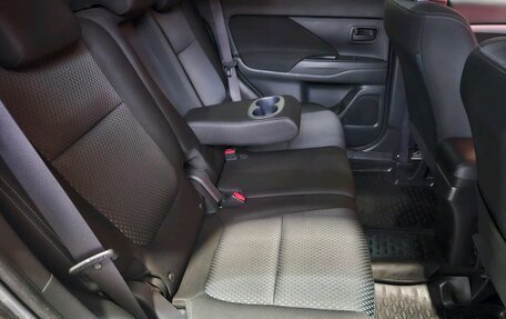 Mitsubishi Outlander III рестайлинг 3, 2017 год, 1 649 000 рублей, 13 фотография
