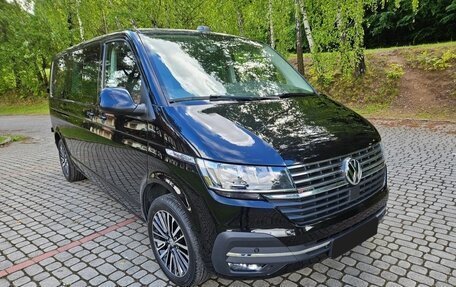 Volkswagen Caravelle T6 рестайлинг, 2022 год, 4 000 000 рублей, 2 фотография