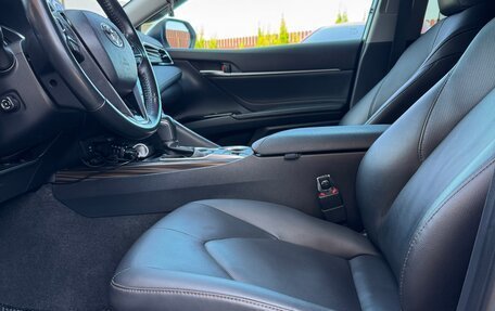 Toyota Camry, 2019 год, 2 600 000 рублей, 16 фотография