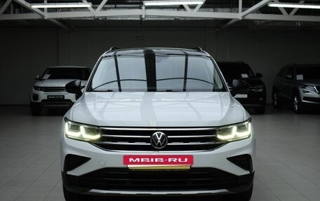 Volkswagen Tiguan II, 2021 год, 2 770 000 рублей, 2 фотография