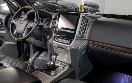 Toyota Land Cruiser 200, 2017 год, 8 350 000 рублей, 2 фотография