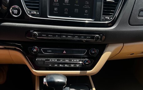 KIA Carnival III, 2017 год, 2 600 000 рублей, 11 фотография