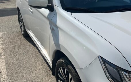 Mitsubishi Outlander III рестайлинг 3, 2022 год, 2 600 000 рублей, 6 фотография