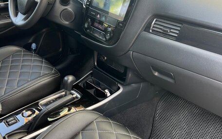 Mitsubishi Outlander III рестайлинг 3, 2022 год, 2 600 000 рублей, 7 фотография
