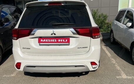 Mitsubishi Outlander III рестайлинг 3, 2022 год, 2 600 000 рублей, 8 фотография
