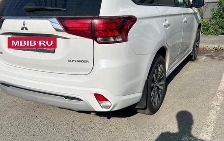 Mitsubishi Outlander III рестайлинг 3, 2022 год, 2 600 000 рублей, 2 фотография