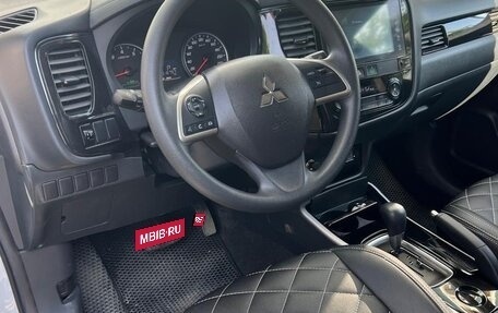 Mitsubishi Outlander III рестайлинг 3, 2022 год, 2 600 000 рублей, 3 фотография