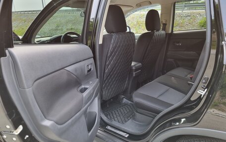 Mitsubishi Outlander III рестайлинг 3, 2018 год, 2 000 000 рублей, 6 фотография