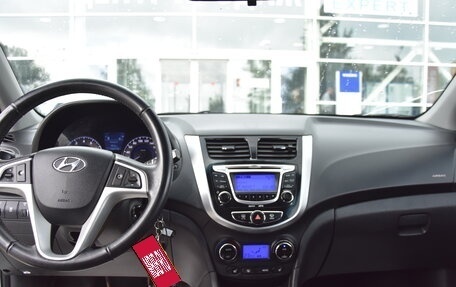 Hyundai Solaris II рестайлинг, 2012 год, 800 000 рублей, 17 фотография