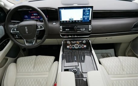 Lincoln Navigator, 2024 год, 10 900 000 рублей, 13 фотография