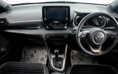 Toyota Yaris, 2021 год, 1 799 000 рублей, 11 фотография