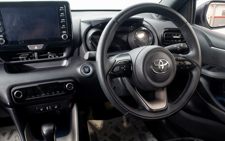 Toyota Yaris, 2021 год, 1 799 000 рублей, 17 фотография