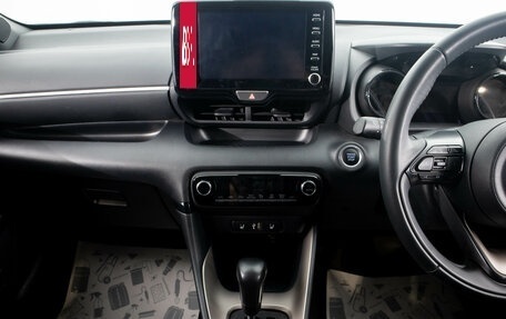 Toyota Yaris, 2021 год, 1 799 000 рублей, 18 фотография