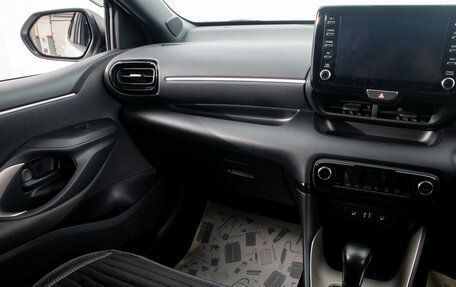 Toyota Yaris, 2021 год, 1 799 000 рублей, 24 фотография