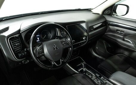 Mitsubishi Outlander III рестайлинг 3, 2020 год, 1 999 585 рублей, 11 фотография