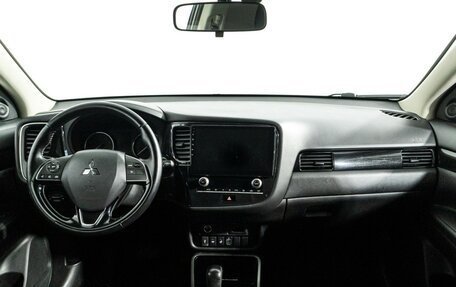 Mitsubishi Outlander III рестайлинг 3, 2020 год, 1 999 585 рублей, 13 фотография