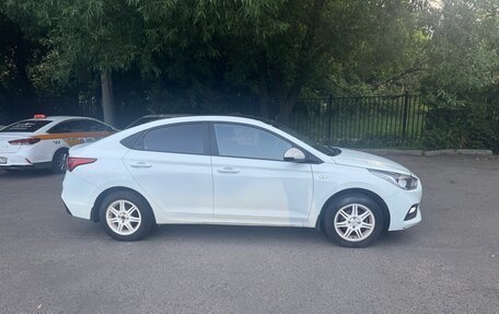 Hyundai Solaris II рестайлинг, 2017 год, 870 000 рублей, 2 фотография