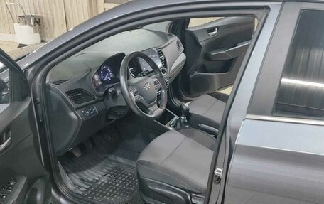 Hyundai Solaris II рестайлинг, 2021 год, 1 570 000 рублей, 2 фотография