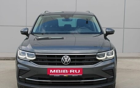 Volkswagen Tiguan II, 2021 год, 3 229 000 рублей, 2 фотография