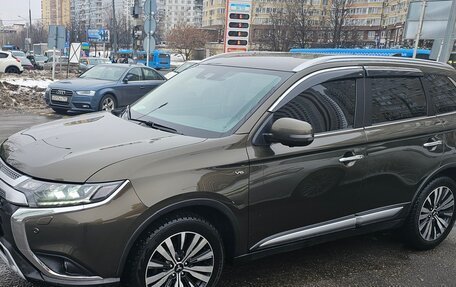Mitsubishi Outlander III рестайлинг 3, 2021 год, 3 900 000 рублей, 2 фотография