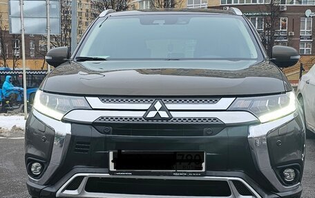 Mitsubishi Outlander III рестайлинг 3, 2021 год, 3 900 000 рублей, 9 фотография