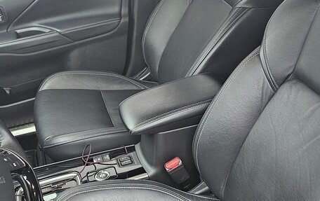 Mitsubishi Outlander III рестайлинг 3, 2021 год, 3 900 000 рублей, 7 фотография