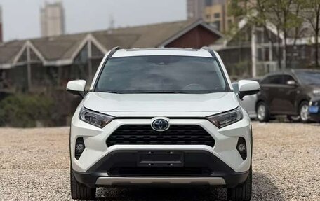 Toyota RAV4, 2021 год, 3 240 000 рублей, 2 фотография