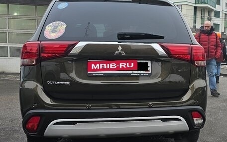 Mitsubishi Outlander III рестайлинг 3, 2021 год, 3 900 000 рублей, 8 фотография