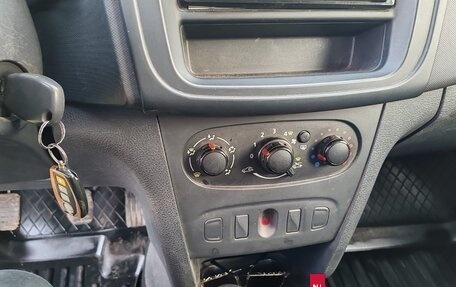 Renault Logan II, 2015 год, 700 000 рублей, 11 фотография