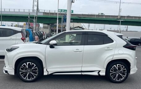 Toyota Yaris Cross, 2022 год, 1 376 000 рублей, 3 фотография