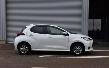Toyota Yaris, 2022 год, 1 482 000 рублей, 3 фотография