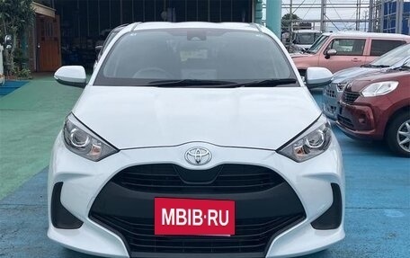 Toyota Yaris, 2022 год, 1 056 000 рублей, 2 фотография
