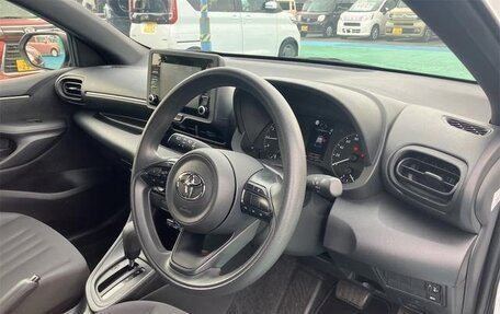 Toyota Yaris, 2022 год, 1 056 000 рублей, 16 фотография