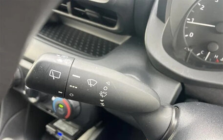 Toyota Yaris, 2022 год, 1 056 000 рублей, 27 фотография